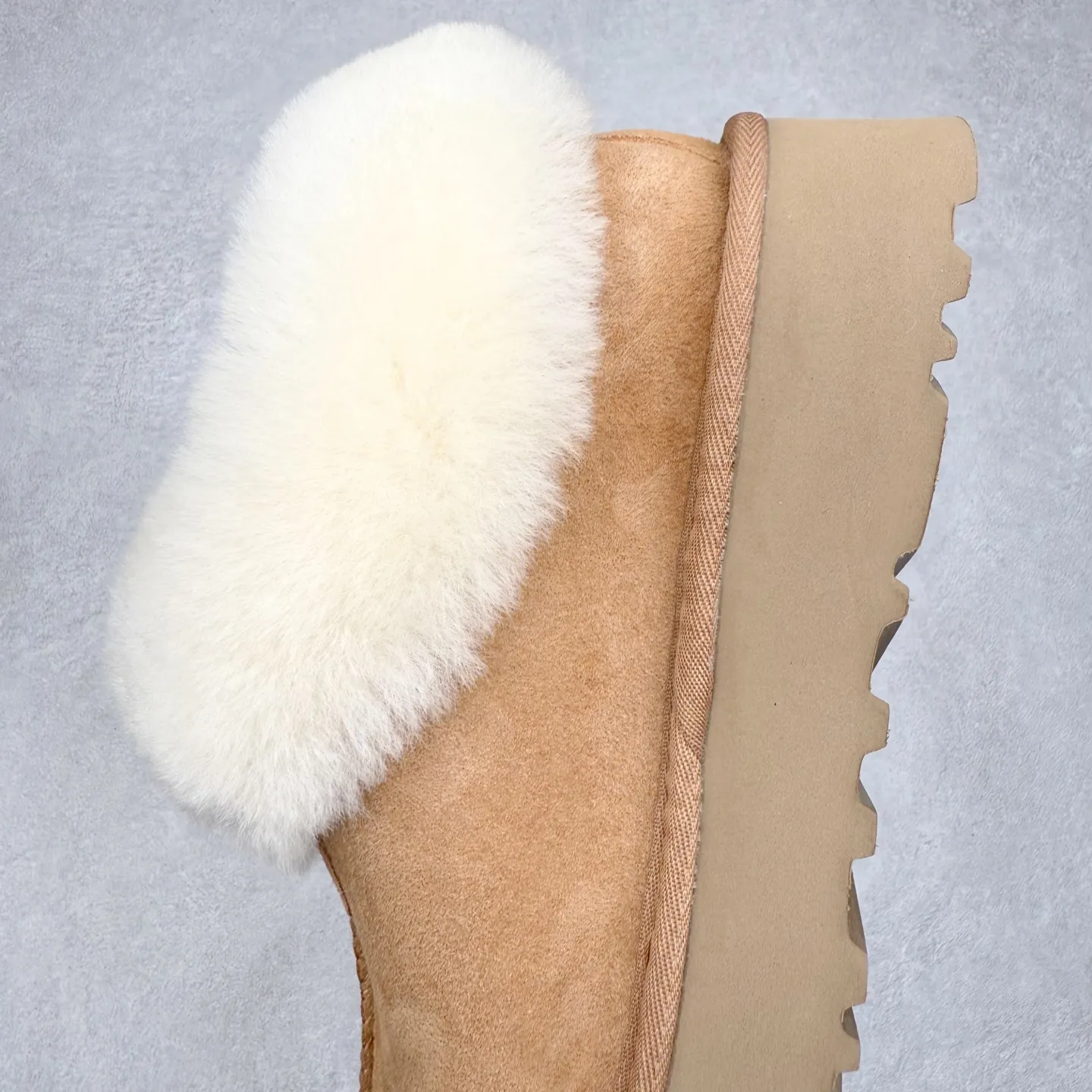 Pick up locally 💰520 UGG 4810H Tatsu special thick-soled autumn and winter sheep fur integrated snow boots. All shoes are made of ZP same factory. Longfeng A-grade Australian imported sheep fur integrated brand OEM production line. Fully follow the ZP process. OEM original pattern maker. Adhering to the principle of no original shoes and no development selection. Pay attention to every detail. The most authentic version on the market TREADLITE "Light Wing" technology outsole Lightweight/durable/flexible/pile size: 35 36 37 38 39 40 Coding: by2936070